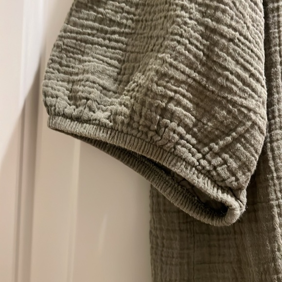 Textural woven Gauze blouse with freyed edge and inset shoulder detail - Picture 4 of 6